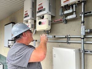 Paradise-Energy-Solar-Service-Technician-In-Action