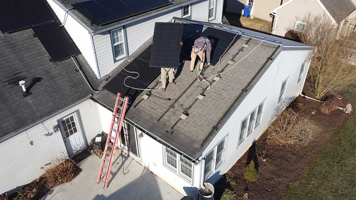 Paradise-Energy-Reroofing-Team-at-work